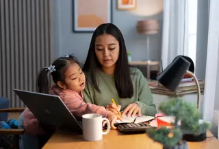 Hubungan orangtua dan anak menjadi salah satu faktor terkuat dalam membentuk ketahanan mental anak saat menghadapi tantangan dan rasa kecewa. (foto/dok: freepik)