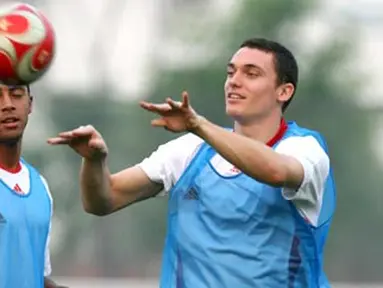 Bek Timnas Belgia, Thomas Vermaelen mengikuti latihan di Shenyang, China, pada 6 Agustus 2008, sebelum menghadapi Brasil di pertandingan Grup C Olimpiade. BELGA PHOTO/VIRGINIE LEFOUR