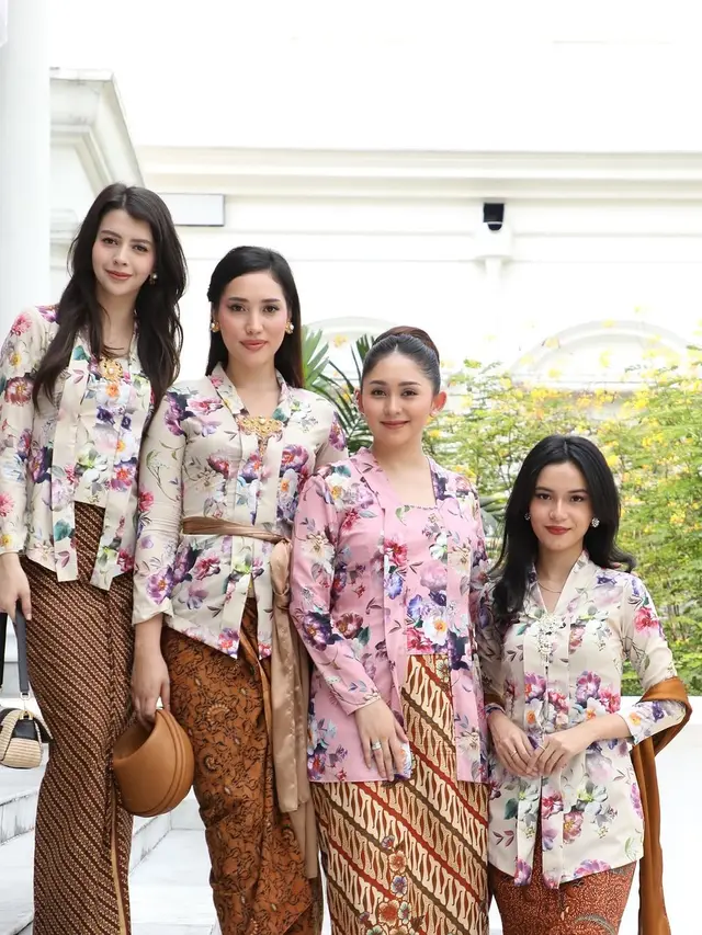 6 Potret Anggunnya Para Puteri Indonesia Kenakan Kebaya Floral di Tasyakuran 7 bulan Kehamilan Erina Gudono