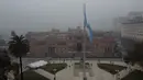 <p>Pemandangan udara yang memperlihatkan Istana Kepresidenan Casa Roada di Buenos Aires terlihat melalui lapisan asap dan kabut tebal, pada 24 April 2023.</p>