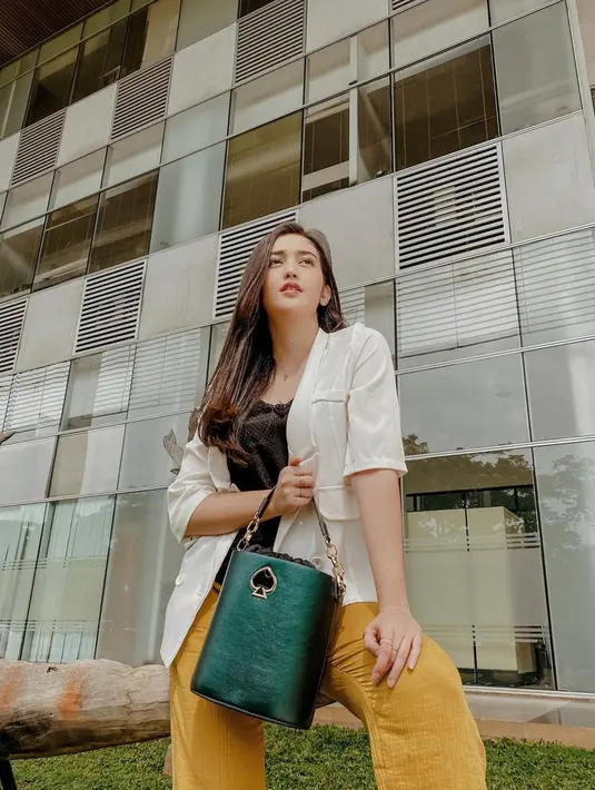 Tampil fresh dengan perpaduan busana berwarna, penampilan Ranty Maria ini pun tak lepas dari perhatian netizen. Gunakan blazer putih yang dipadukan celana berwarna kuning serta hand bag hijau, gaya kasual Ranty Maria ini banjir pujian. (Liputan6.com/IG/@rantymaria)