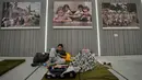 Warga Israel, khususnya di wilayah Tel Aviv dan sekitarnya, saat ini menggunakan stasiun kereta bawah tanah sebagai tempat perlindungan darurat. Tampak dalam foto, orang-orang berlindung di stasiun metro bawah tanah saat sirene serangan udara memperingatkan datangnya rudal Iran di Tel Aviv, Israel, Sabtu, 7 Maret 2026. (AP Photo/Ohad Zwigenberg)
