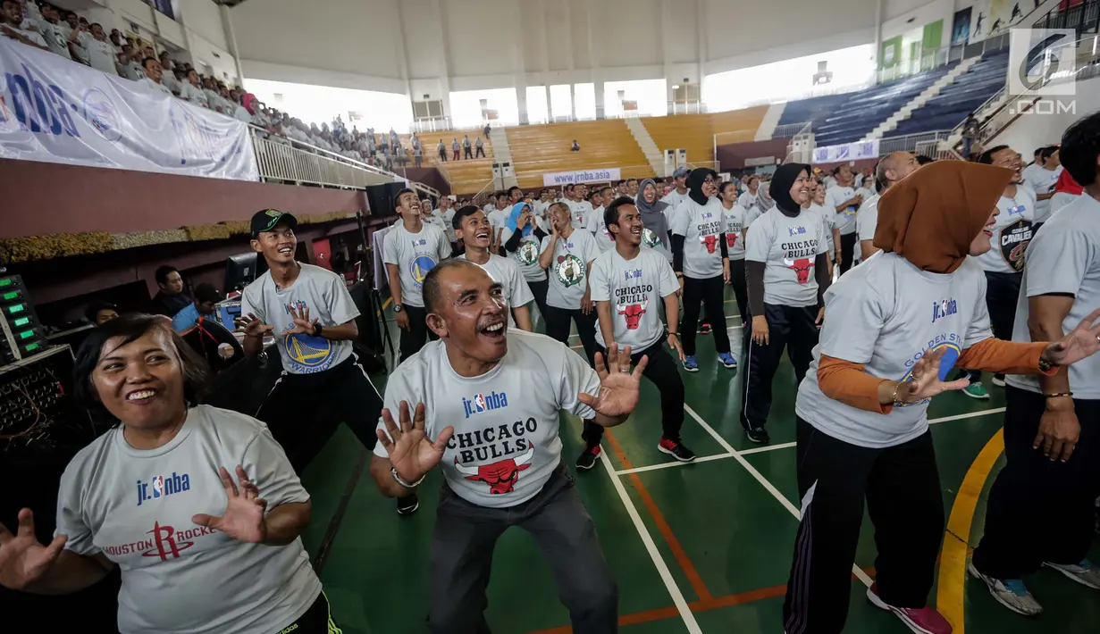 Guru olahraga se-Jakarta mengikuti pelatihan basket di GOR Ciracas, Jakarta Timur, Rabu (24/1). Kegiatan yang diadakan oleh Junior NBA tersebut diikuti 5.000 guru olahraga dari 3.000 sekolah di DKI. (Liputan6.com/Faizal Fanani)