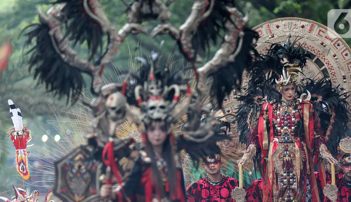 Model membawakan busana dalam Jember Fashion Carnaval (JFC) di Lippo Karawaci, Tangerang, Banten, Sabtu (23/11/2019). Acara dengan menghadirkan 80 kostum unik merupakan rangkaian Lippo Village Festival 2019 mengusung tema Tribal Grandeur. (Liputan6.com/Fery Pradolo)