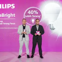 Foto 1: Ki-Ka: Dedy Bagus Pramono, President Director, Signify Commercial Indonesia & Burhan Noor Sahid, Head of Marketing Consumer, Signify Commercial Indonesia dalam peluncuran Philips UltraBright
