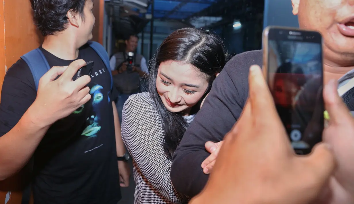Ini perempuan cantik yang dikaitkan memiliki hubungan dengan Andika usai menjadi bintang tamu dalam salah satu acara televisi di kawasan Tendean, Jakarta Selatan, Kamis (8/2/2018). (Nurwahyunan/Bintang.com)