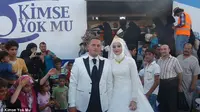 Pasangan Turki yang merayakan pesta pernikahan dengan 4 ribu pengungsi Suriah. (Daily Mail)