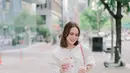 Tampil simpel dengan dress menawan, sosoknya terlihat sangat feminim dalam balutan dress putih. Banyak netizen yang menyukai penampilannya tersebut. Selain itu tidak sedikit yang menyoroti koleksi tas yang digunakan oleh Shandy Aulia yang tentunya merupakan merek branded. (Liputan6.com/IG/@shandyaulia)