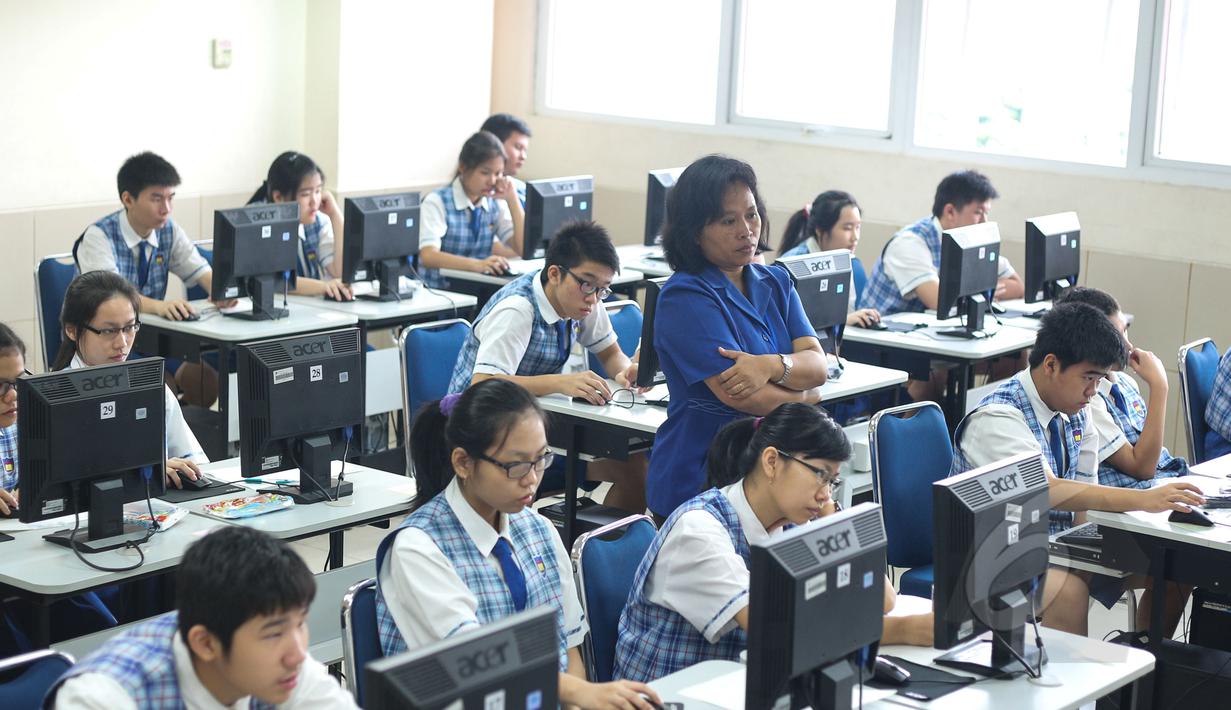 Suasana pelaksanaan Ujian Nasional (UN) berbasis komputer atau Computer Based Test (CBT) di SMPK Penabur 2, Jakarta, Senin (4/5/2015). SMPK Penabur 2 menjadi satu-satunya SMP yang melaksanakan UN berbasis komputer di Jakarta. (Liputan6.com/Faizal Fanani)