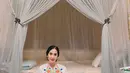 Dalam kepulangannya ke kota kelahirannya ini Diah Permatasari yang mengunjungi Pura Mangkunegaran ini pun banyak abadikan foto keren. Tampil dengan busana yang menawan, sosoknya yang tampil awet muda ini banjir pujian dari netizen. (Liputan6.com/IG/@dps_diahpermatasari)