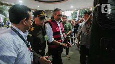 Ridwan Djamaluddin selaku mantan Direktur Jenderal Mineral dan Batu Bara (Dirjen Minerba) Kementerian Energi dan Sumber Daya Mineral (ESDM) dimasukkan ke dalam mobil tahanan, usai diperiksa di Gedung Bundar Jaksa Agung Muda Pidana Khusus (Jampidsus) Kejagung, Jakarta, Rabu (09/08/2023). (Liputan6.com/Faizal Fanani)