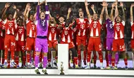 Manuel Neuer (Bayern) merayakan kemenangan bersama rekan satu timnya dalam laga final Piala Super Jerman melawan VfB Stuttgart di Stuttgart, Jerman, 16 Agustus 2025. (Tom Weller/dpa via AP)