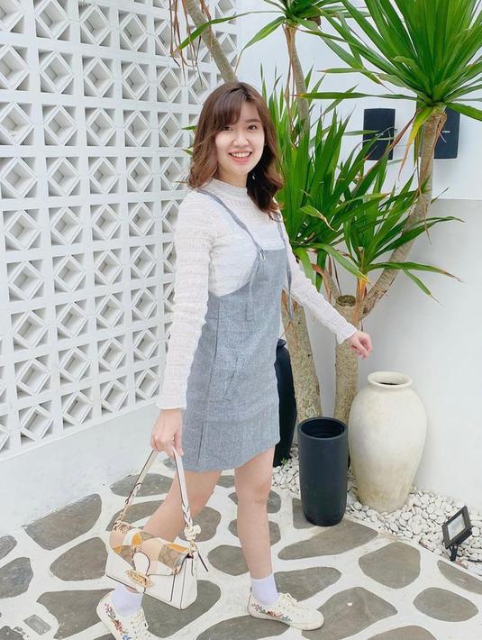 <p>Gaya Jennifer Hanna dengan kaus pajang yang dipadukan overall ini pun terlihat santai namun menawan. Terlebih, ia tampak cantik dengan makeup natural. Senyumnya yang manis berhasil bikin netizen terpana. (Liputan6.com/IG/@hanna.sutiono)</p>