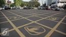 Yello Box Junction berlambang burung dikawasan Harmoni, Jakarta, Rabu (27/4/2016). Yellow box junction tersebut merupakan bagian dari program corporate social responsibility (CSR) dari Blue Bird. (Liputan6.com/Faizal Fanani)
