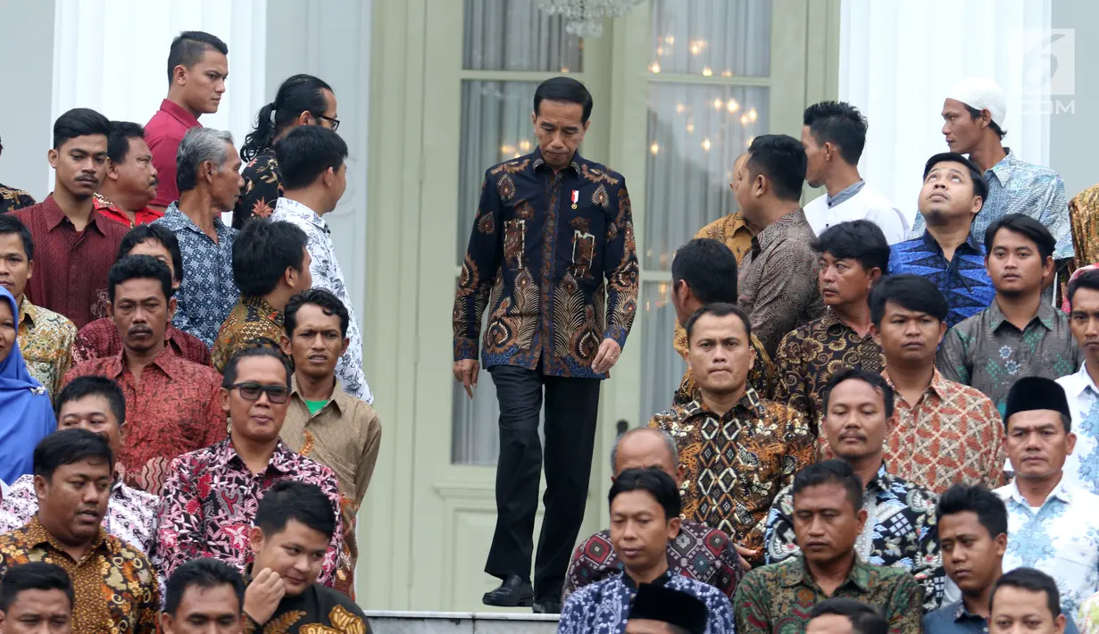 Presiden Joko Widodo saat akan foto bersama perwakilan nelayan seluruh Indonesia di Istana Negara, Jakarta, Selasa (22/1). Jokowi mengingatkan para nelayan serta pengusaha perikanan untuk menggunakan Bank Mikro Nelayan. (Liputan6.com/Angga Yuniar)