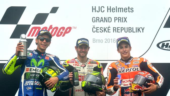 Valentino Rossi (kiri) saat naik podium MotoGP Republik Ceko 2016. (AFP/Michal Cizek)