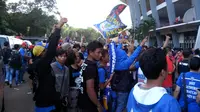 Aremania Temani Suporter Semen Padang dan Mitra Kukar di SUGBK