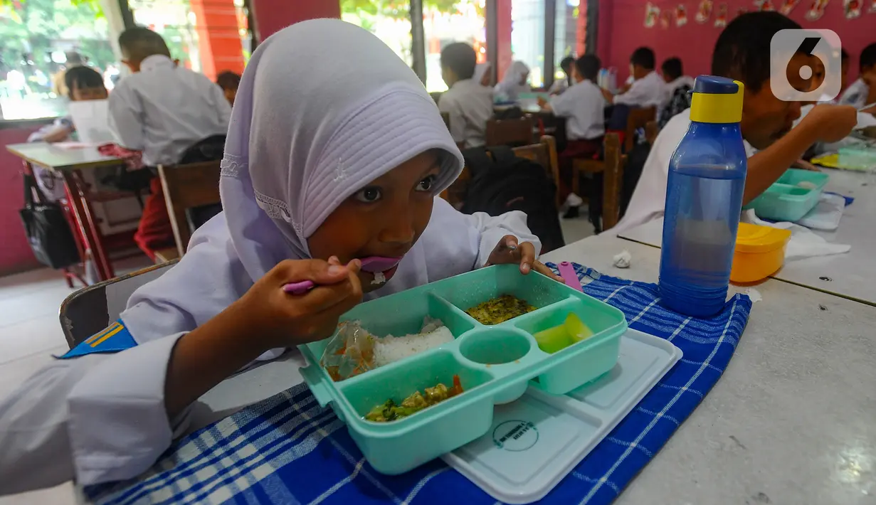 Selama tahapan uji coba program makan bergizi gratis, pelaksanaannya akan dilakukan dengan berbagai skema, hingga nanti akhirnya dipilih skema yang dianggap paling efektif. (merdeka.com/Arie Basuki)