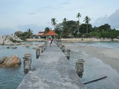 Pantai Parai Tenggiri yang mempunyai kontur tanah landai dan memiliki ombak yang relatif kecil ini adalah salah satu tempat wisata yang menjadi andalan dari kepulauan Bangka Belitung. (Liputan6.com/Gempur M Surya)