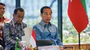 KTT ASEAN Sebagai wadah bertemunya para pertemuan dari beberapa negara yaitu Indonesia, Brunei Darussalam, Kamboja, Laos, Malaysia, Filipina, Singapura, Vietnam dan Timor Leste. Jokowi tampil mengenakan batik panjang warna biru dipadukan celana hitam. Credit: @sekretariat.kabinet