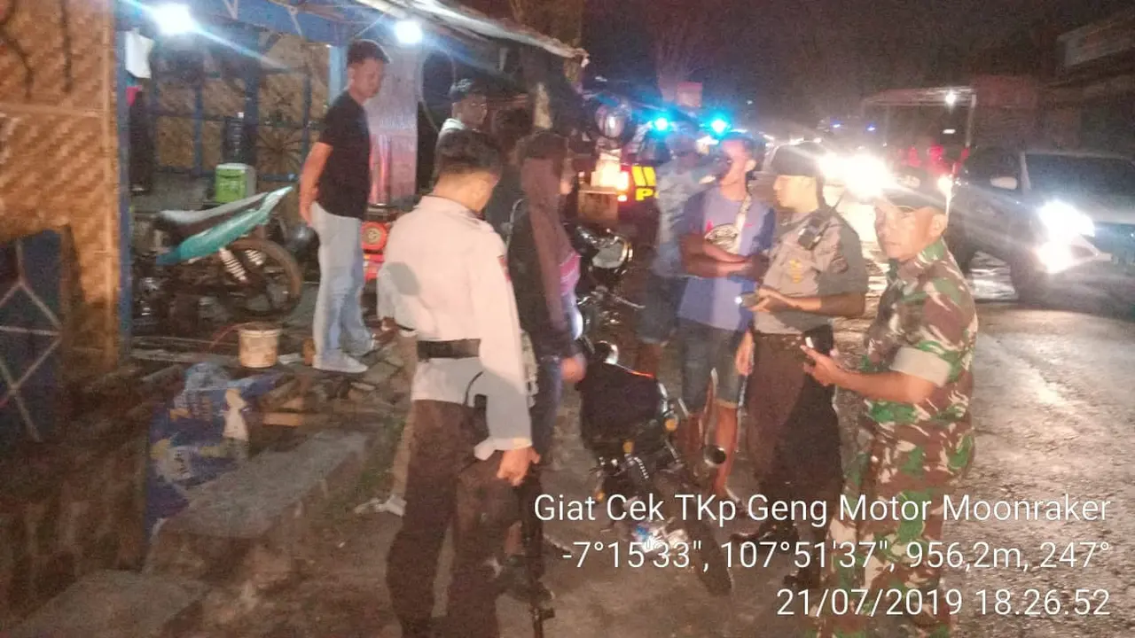 Beberapa anggota Polres Garut dan anggota TNI langusung menuju ke lokasi penyerangan yang dilakukan sekelompok geng motor di bilangan jalan raya Bayongbong, Garut, Jawa Barat, minggu malam