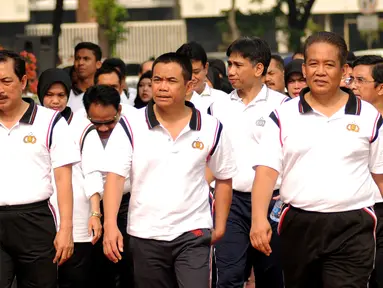 Kabareskrim Mabes Polri, Komjen Pol Anang Iskandar (kanan) beserta jajaran melakukan jalan sehat di Lapangan Bhayangkara, Jakarta, Jumat (6/11/2015). Hal ini bertujuan menjaga kebugaran dan menjalin suasana kekeluargaan. (Liputan6.com/Helmi Fithriansyah)