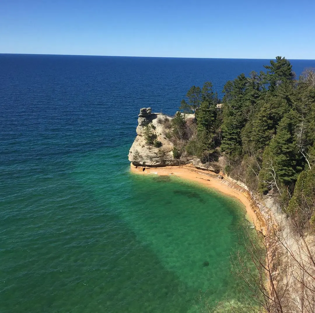 Pictured Rocks National Lakeshore, Michigan, Amerika Serikat. (Sumber Foto: northwoodsresortautrain/Instagram)