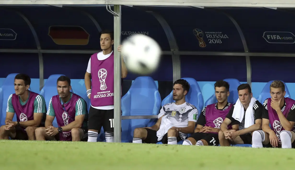 Ozil dan kompatriotnya di timnas Jerman, Ilkay Gundogan, jadi sasaran kritik setelah berfoto bersama Presiden Turki, Recep Tayyip Erdogan, sebelum berlangsungnya Piala Dunia 2018 di Rusia, Juni lalu. (AP/Thanassis Stavrakis)