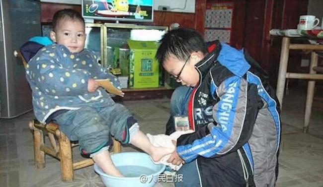 Selain menjual barang bekas, Mo juga merawat adiknya | Photo: Copyright shanghaiist.com