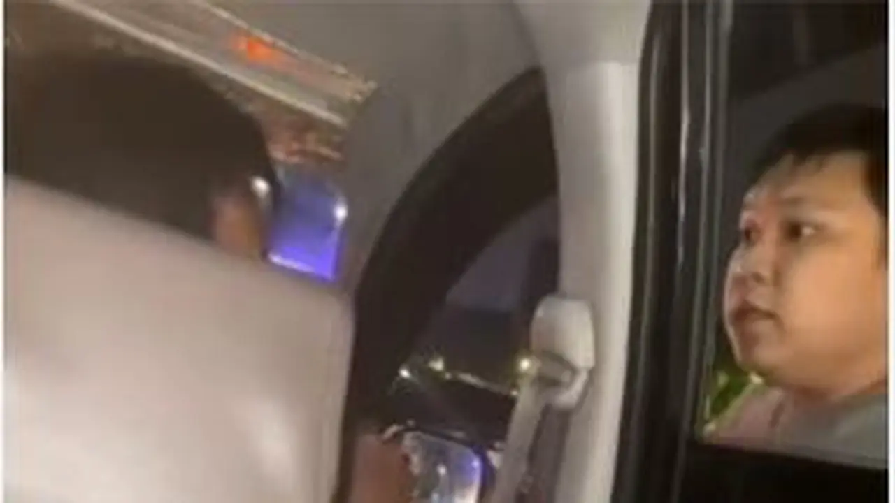 Seorang pria berbadan gempal berlagak bak koboi jalanan viral di media sosial.