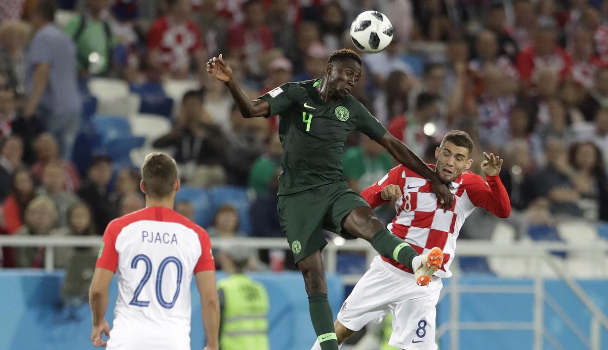 Gelandang Kroasia, Mateo Kovacic, duel udara dengan gelandang Nigeria, Onyinye Ndidi, pada laga Piala Dunia di Stadion Kaliningrad, Rusia, Minggu (17/6/2018). Kroasia menang 2-0 atas Nigeria. (AP/Petr David Josek)
