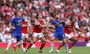 Duel sengit Arsenal vs Chelsea di Emirates Stadium, Minggu (6/9/2026). (AFP/Adrian Dennis)