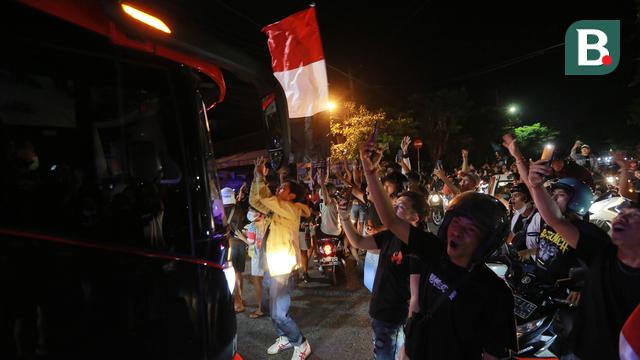 Foto: Juarai BRI Liga 1 2021/2022, Suporter Bali United Turun ke Jalan untuk Rayakan Keberhasilan Tim Kesayangan
