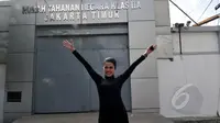 Aktris sensasional Nikita Mirzani akhirnya bebas dari Rumah Tahanan Wanita Pondok Bambu, Jakarta, Senin (30/3/2015). (Liputan6.com/Panji Diksana)