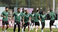 Gelandang Arab Saudi Abdullah Otayf (tengah) dan rekan satu timnya mengambil bagian dalam sesi latihan di Situs Pelatihan Sealine di Sealine, selatan Doha (21/11/2022). Arab Saudi akan bertanding melawan Argentina pada grup C Piala Dunia 2022 Qatar. (AFP/Khaled Desouki)