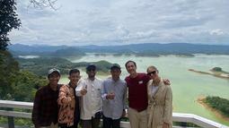 VJ Daniel, dan Viola ditemani UAS serta teman-temannya menikmati indahnya pesona puncak Kompe Raja Ampat dari Kampar. (Foto: Instagram/@ustadzabdulsomad_official)