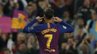 Gelandang Barcelona, Philippe Coutinho, melakukan selebrasi usai membobol gawang Manchester United pada laga Liga Champions 2019 di Stadion Camp Nou, Selasa (16/4). Barcelona menang 3-0 atas Manchester United. (AP/Joan Monfort)