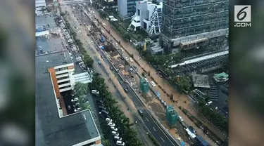 Akibat hujan deras yang disertai angin kencang sejak pagi, kawasan Kuningan Jakarta direndam banjir.