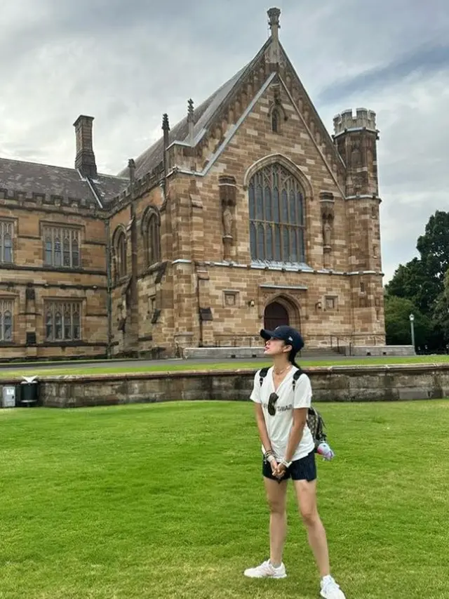 OOTD Ussy Sulistiawaty saat liburan (Instagram/ussypratama)