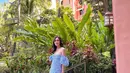 Inspirasi resort wear, bisat sontek gaya Shandy Aulia dengan dress sabrina beraksen high slit yang menawan. [Instagram/shandyaulia]