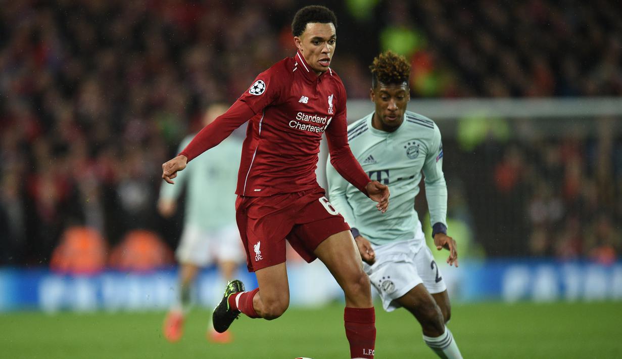 Pemain Liverpool, Alexandr Arnold melewari kingsley Coman pada leg 1, babak 16 besar Liga Champions yang berlangsung di stadion Anfield, Liverpool, Rabu (20/2). Liverpool imbang 0-0 kontra Bayern Munchen. (AFP/Oli Scarff)