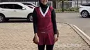 <p>Tya Ariestya mengenakan dress warna sangria. Dipadukan manset dan legging hitam. Ia pun memadukanya dengan topi dan sneakers putih. (@tya_ariestya)</p>