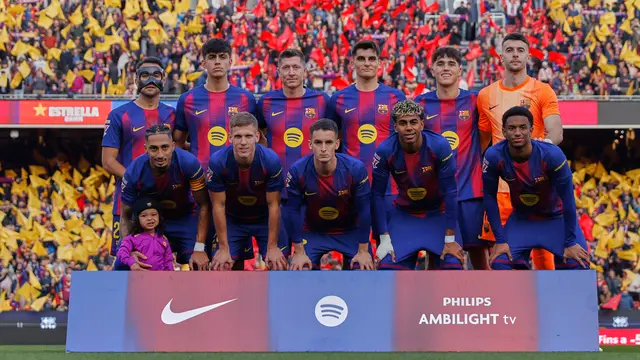 Para pemain Barcelona berbaris untuk foto tim sebelum laga La Liga menghadapi Alaves