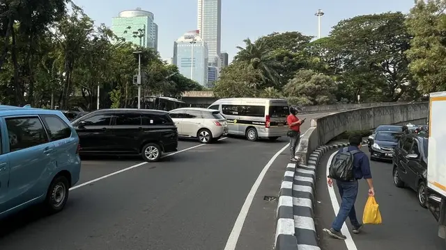 Simpang Semanggi Ditutup Pendemo