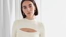 <p>Skin flashing menghadirkan keunikan tersendiri pada potongan sweater yang identik dengan gaya klasik. [Foto: Pinterest]</p>