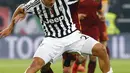 Penyerang Juventus, Paulo Dybala (depan) mengontrol bola dari kawalan gelandang AS Roma, Miralem Pjanic pada lanjutan liga serie A Italia di Juventus Stadium, Turin (24/1/2016). Juventus menang dengan skor 1-0. (REUTERS/Stefano Rellandini)