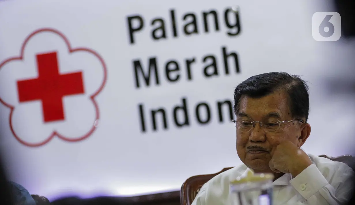 Ketua Umum PMI, Jusuf Kalla memberikan keterangan usai tanda tangan simbolis sejuta masker untuk tangkal Virus Corona COVID-19 di Jakarta, Selasa (25/2/2020). Gerakan pengadaan satu juta boks masker dan sabun antiseptik untuk persiapan apabila virus masuk ke Indonesia. (Liputan6.com/Faizal Fanani)