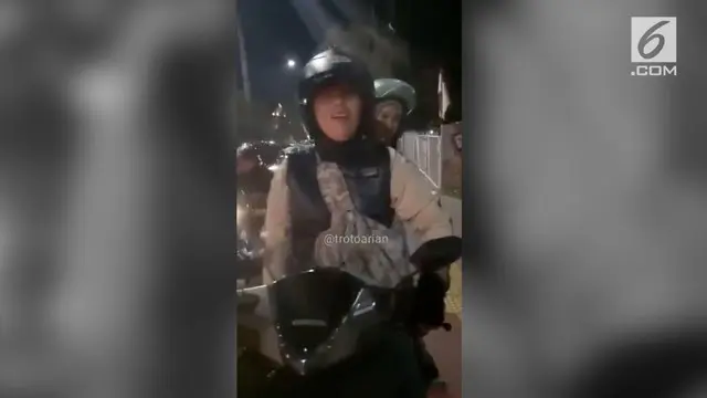 Viral rekaman soerang sopir ojek online wanita memukul pejalan kaki menggunakan helm. Sang sopir tak terima karena dihalangi jalannya oleh pejalan kaki saat melintas di trotoar.