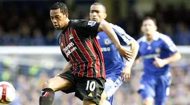 Manchester City&#039;s Brazilian player Robinho controls the ball during their Premier League football match against Chelsea at Stamford Bridge in London, England on March 15, 2009. AFP PHOTO/IAN KINGTON