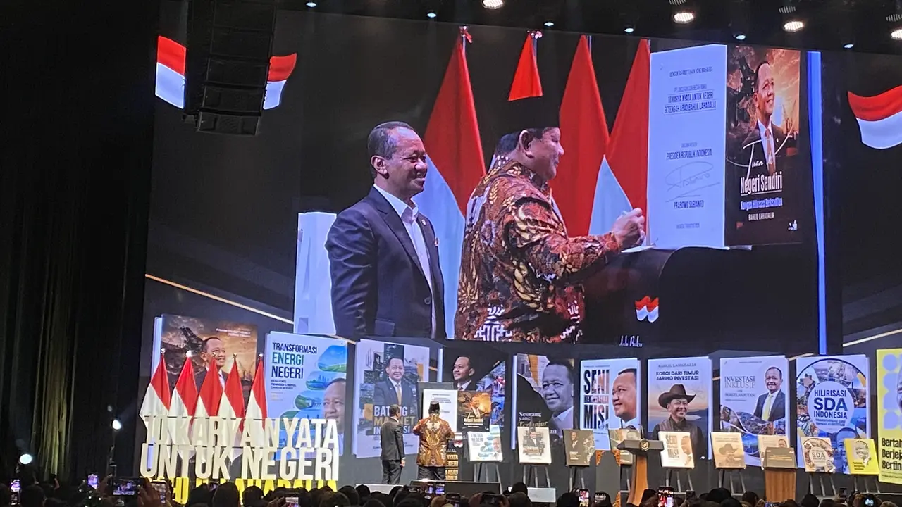Presiden Prabowo Subianto meresmikan Peluncuran Buku 10 Karya Nyata untuk Negeri Setengah Abad karya Menteri ESDM Bahlil Lahadalia, di Djakarta Theatre, Jumat (7/8/2026). (Liputan6.com/Vira)
